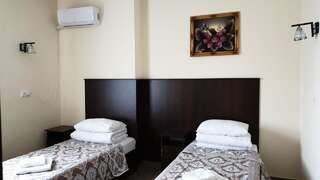 Отель ГРК Валерія Novoselytsya Улучшенный двухместный номер с 2 отдельными кроватями-3